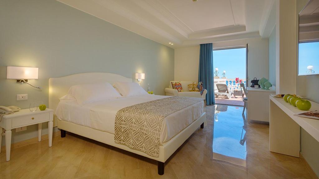 Hellenia Yachting & Hotel Giardini Naxos